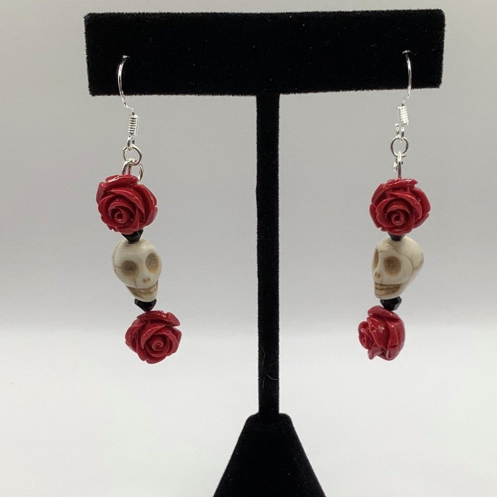 ❤️NEW Earrings Carved Skull and Roses Day of the Dead Skeleton Floral Red Hallow